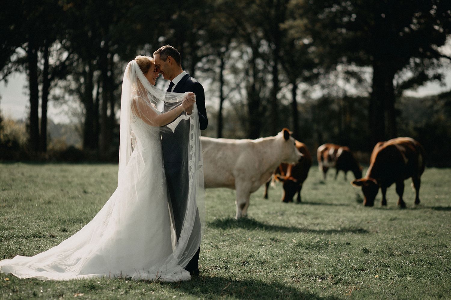 cristine in trouwjurk met man